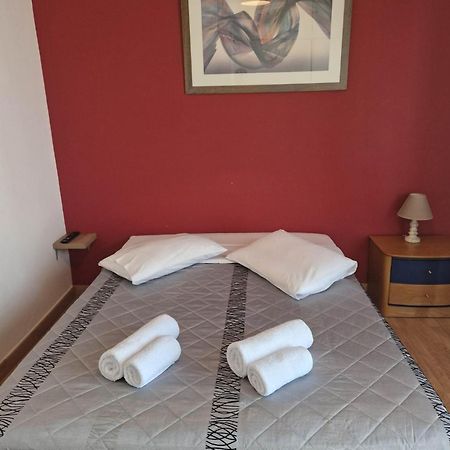 Above Apartments Near The Airport أرتيميدا الغرفة الصورة