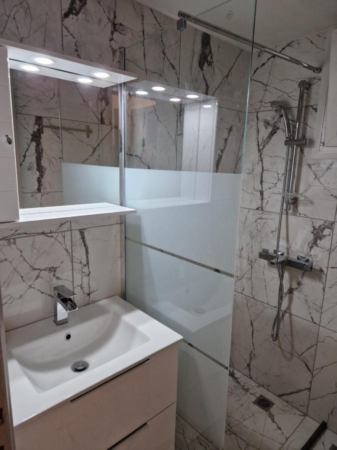 Above Apartments Near The Airport أرتيميدا المظهر الخارجي الصورة